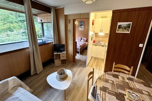 Interior - Alpine refuge near the forest road (Mont-Dore)