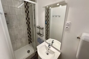 Shower - Alpine refuge near the forest road (Mont-Dore)