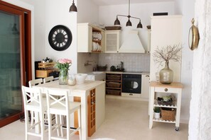 Fridge, microwave, oven, stovetop - Seafront Villa Marella (Milna)