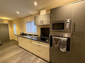 Fridge, microwave, oven, dishwasher - Modern Egham Retreat Prime Location (London)