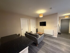 TV - Modern Egham Retreat Prime Location (London)