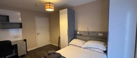 2 soverom, skrivebord, strykejern/-brett og internettilgang