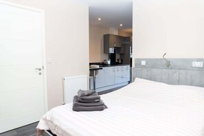 1 habitación, escritorio, tabla de planchar con plancha y internet 