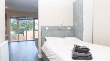 2 bedrooms, desk, iron/ironing board, internet