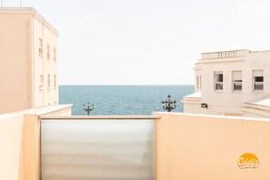 A view of a coastal building with a sea in the background. - Casa Capuchinos Free Parking by Cadiz Time (Cádiz)