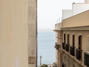 Blick auf ein Gebäude mit einem Balkon, der auf ein Gewässer blickt.