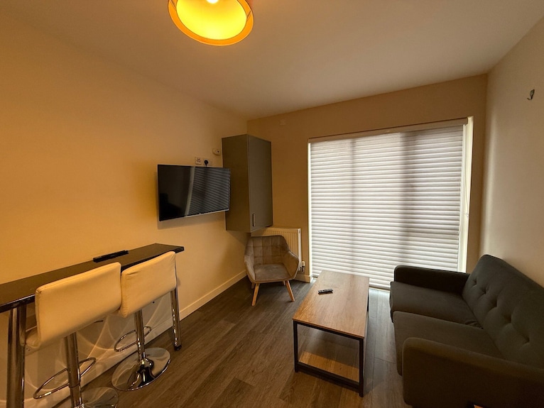 Stylish Egham Retreat For Two - Staines-upon-Thames