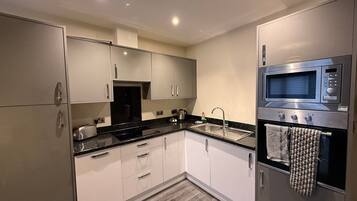 Coffee/tea maker, fridge, microwave, oven