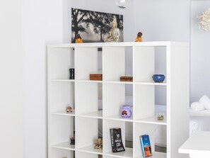 Ein weißes Regal mit verschiedenen Dekorationsobjekten und Büchern.