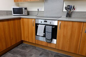 Kühlschrank, Mikrowelle, Ofen, Wasserkocher mit Kaffee-/Teezubehör