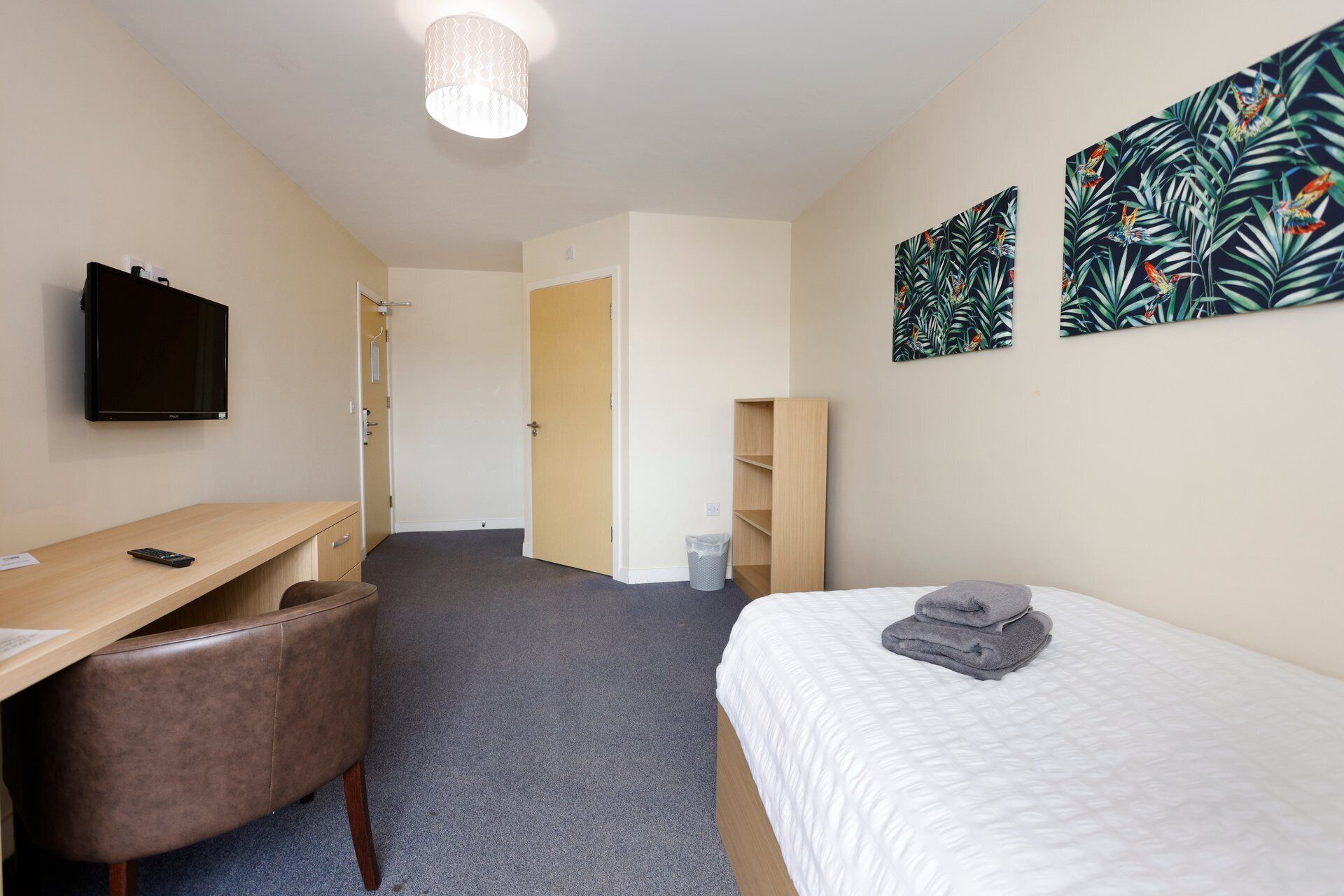 5 bedrooms, internet, bed sheets