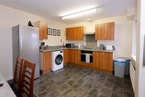 Kühlschrank, Mikrowelle, Ofen, Wasserkocher mit Kaffee-/Teezubehör