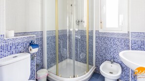 A bathroom with a glass-enclosed shower, a toilet, a bidet, and a sink. - Apartamento Sue o by C diz Time (Conil de la Frontera)