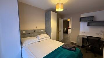 2 bedrooms, desk, iron/ironing board, Internet