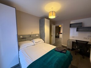 2 bedrooms, desk, iron/ironing board, Internet - Modern Egham Retreat for Four (London)