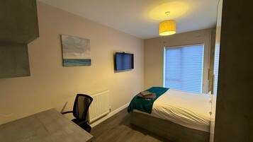 2 dormitorios, escritorio, tabla de planchar con plancha y Internet