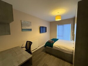 2 bedrooms, desk, iron/ironing board, Internet - Modern Egham Retreat for Four (London)
