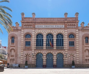 Ein historisches Gebäude mit der Aufschrift "GRAN TEATRO FALLA", das ein Theater kennzeichnet.