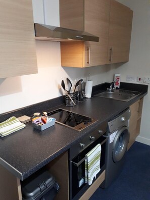 Fridge, microwave, oven, coffee/tea maker - Chic Studio in Cheltenham (Cheltenham)