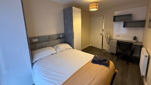 2 habitaciones, escritorio, tabla de planchar con plancha y internet 