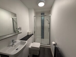 Shower, hair dryer, towels - Cozy Modern Retreat in Egham (London)