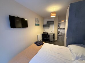 2 bedrooms, desk, iron/ironing board, Internet - Cozy Modern Retreat in Egham (London)