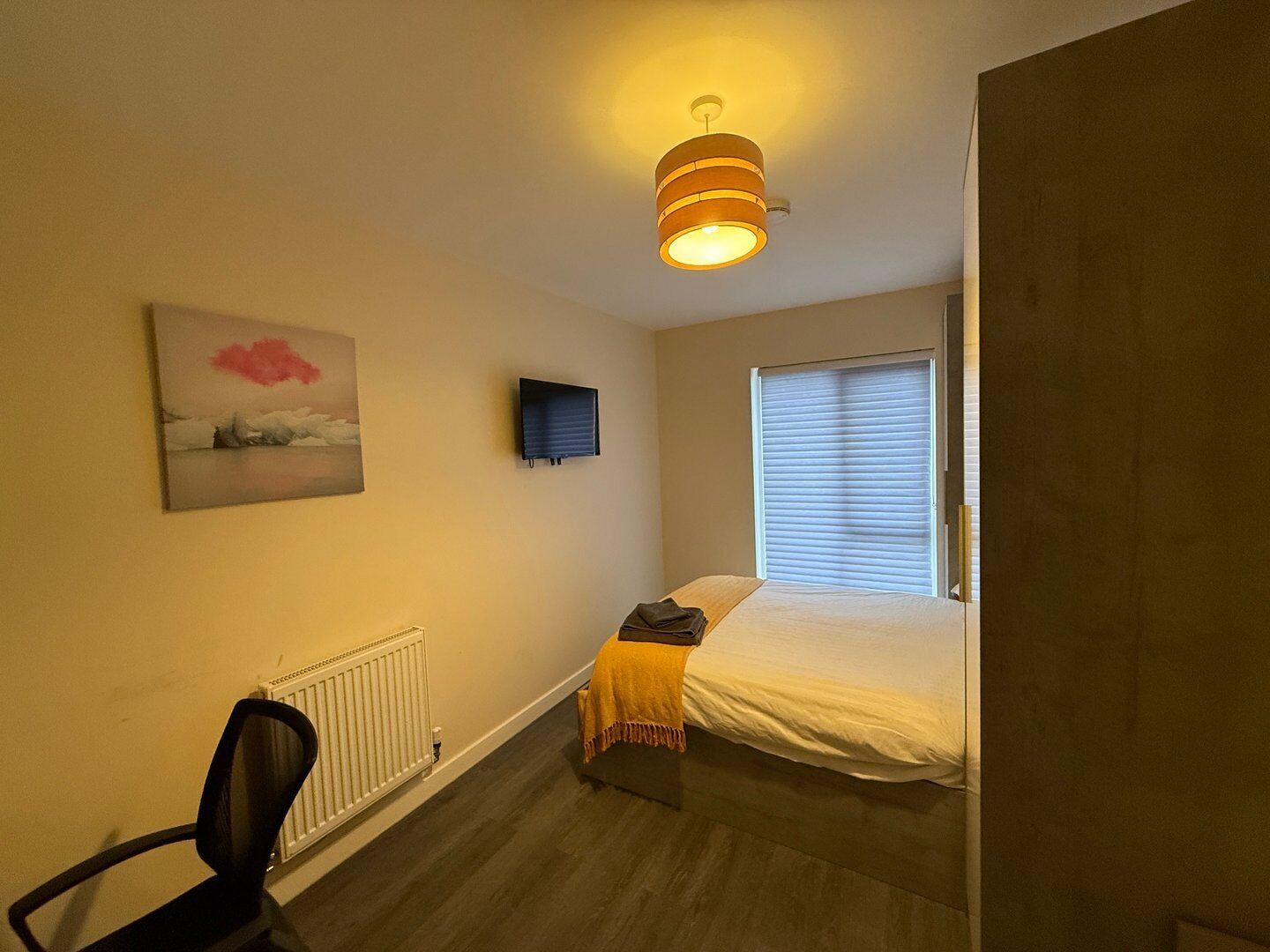 1 soverom, skrivebord, strykejern/-brett og internettilgang