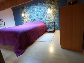 2 makuuhuonetta, silitysrauta/-lauta, vuodevaatteet