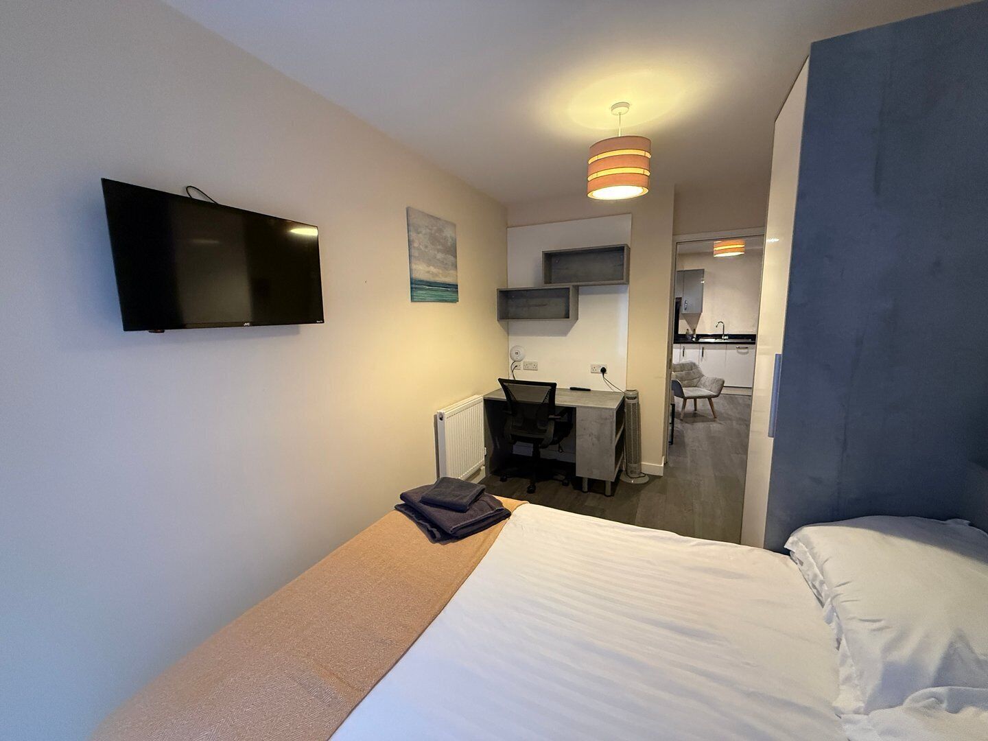 1 dormitori, escriptori, planxa i posts de planxar i Internet 