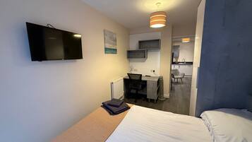 1 dormitori, escriptori, planxa i posts de planxar i Internet