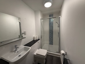 Shower, hair dryer, towels - Bright and Modern Retreat in Egham (London)