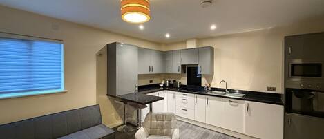 Kjøleskap, mikrobølgeovn, ovn og oppvaskmaskin