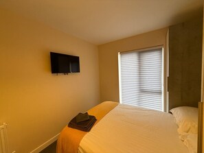 2 bedrooms, desk, iron/ironing board, internet - Bright and Modern Retreat in Egham (London)