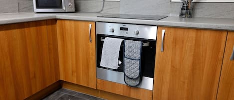 Réfrigérateur, four à micro-ondes, un four, cafetière-théière