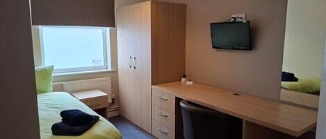 6 bedrooms, internet, bed sheets