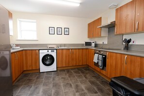Fridge, microwave, oven, coffee/tea maker - Serene Stay in Cheltenham (Cheltenham)