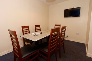 Dining - Serene Stay in Cheltenham (Cheltenham)