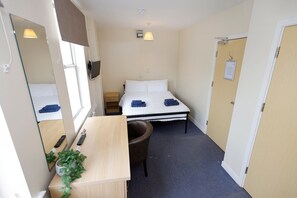 6 bedrooms, internet, bed sheets - Serene Stay in Cheltenham (Cheltenham)