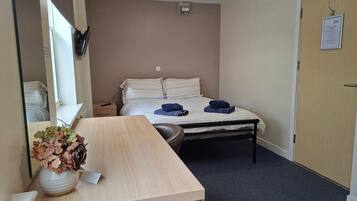 6 bedrooms, internet, bed sheets