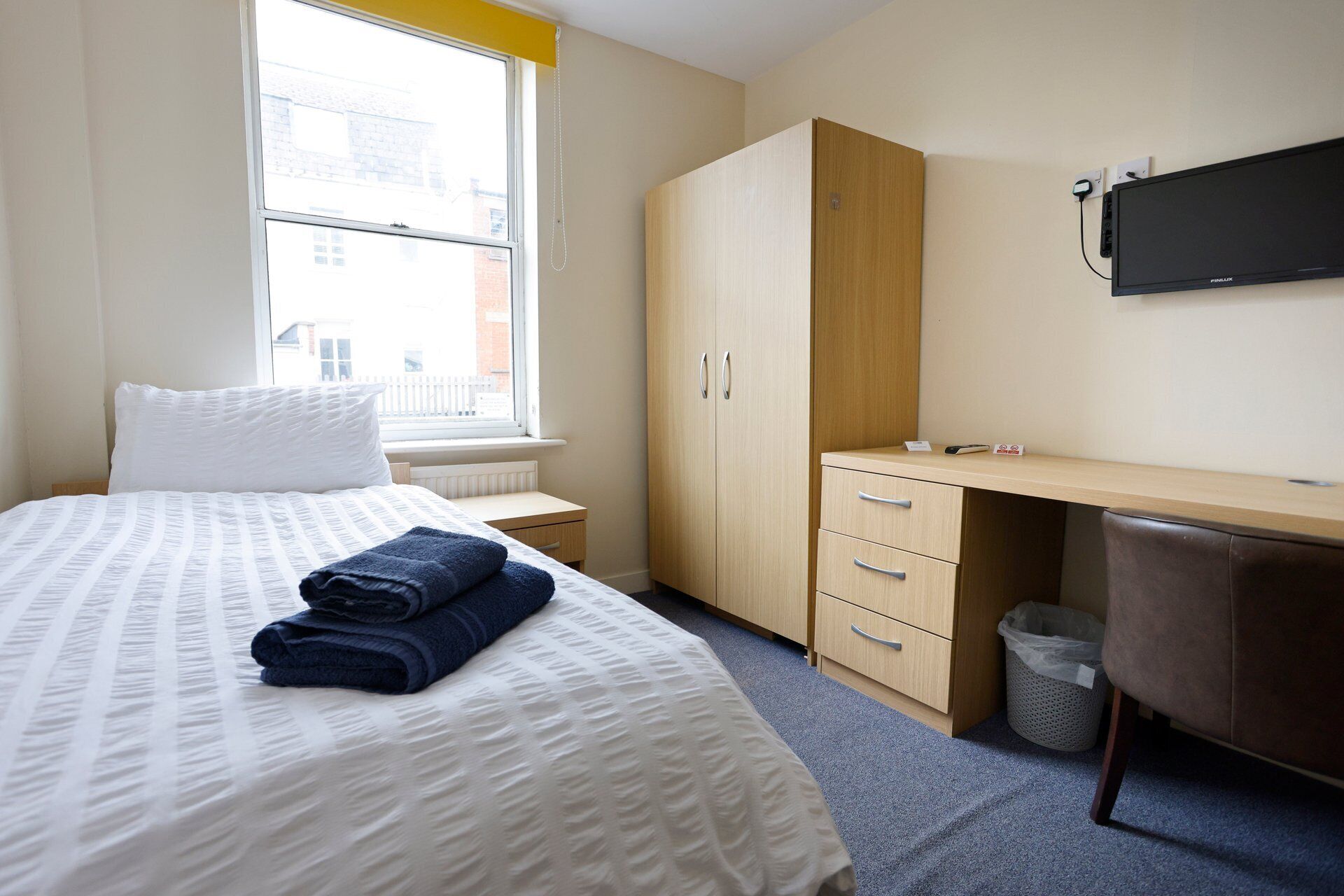 6 bedrooms, internet, bed sheets