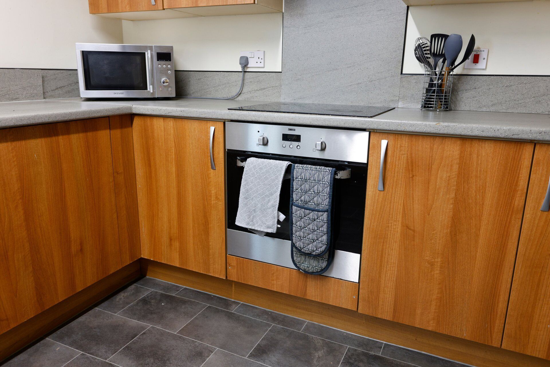 Fridge, microwave, oven, coffee/tea maker