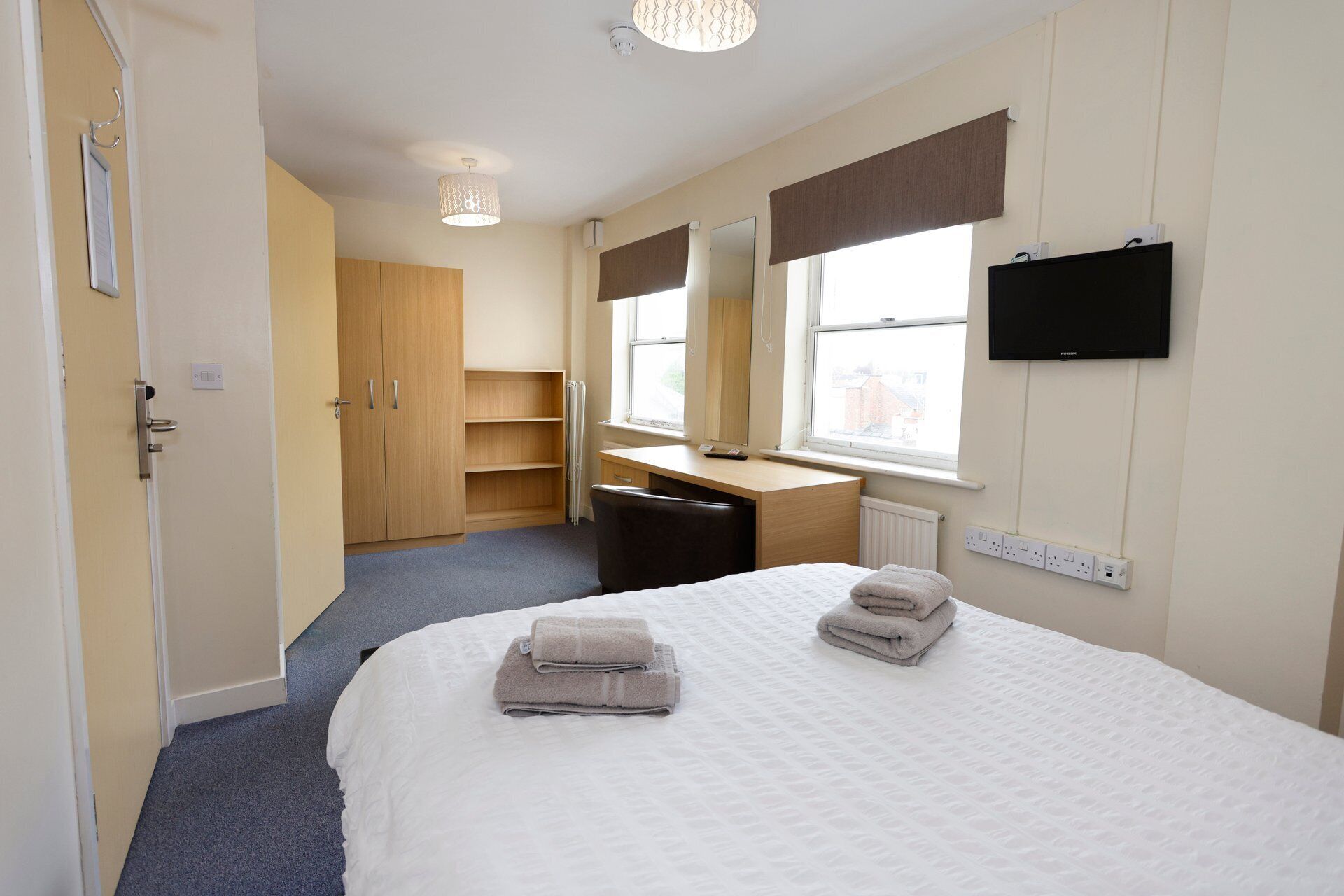 6 bedrooms, iron/ironing board, Internet, bed sheets