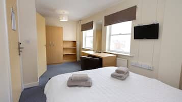 6 bedrooms, iron/ironing board, Internet, bed sheets
