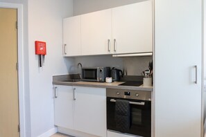 Fridge, microwave, oven, coffee/tea maker - Elegant Studio in Cheltenham (Cheltenham)