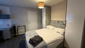 3 Schlafzimmer, Schreibtisch, Bügeleisen/Bügelbrett, Internetzugang