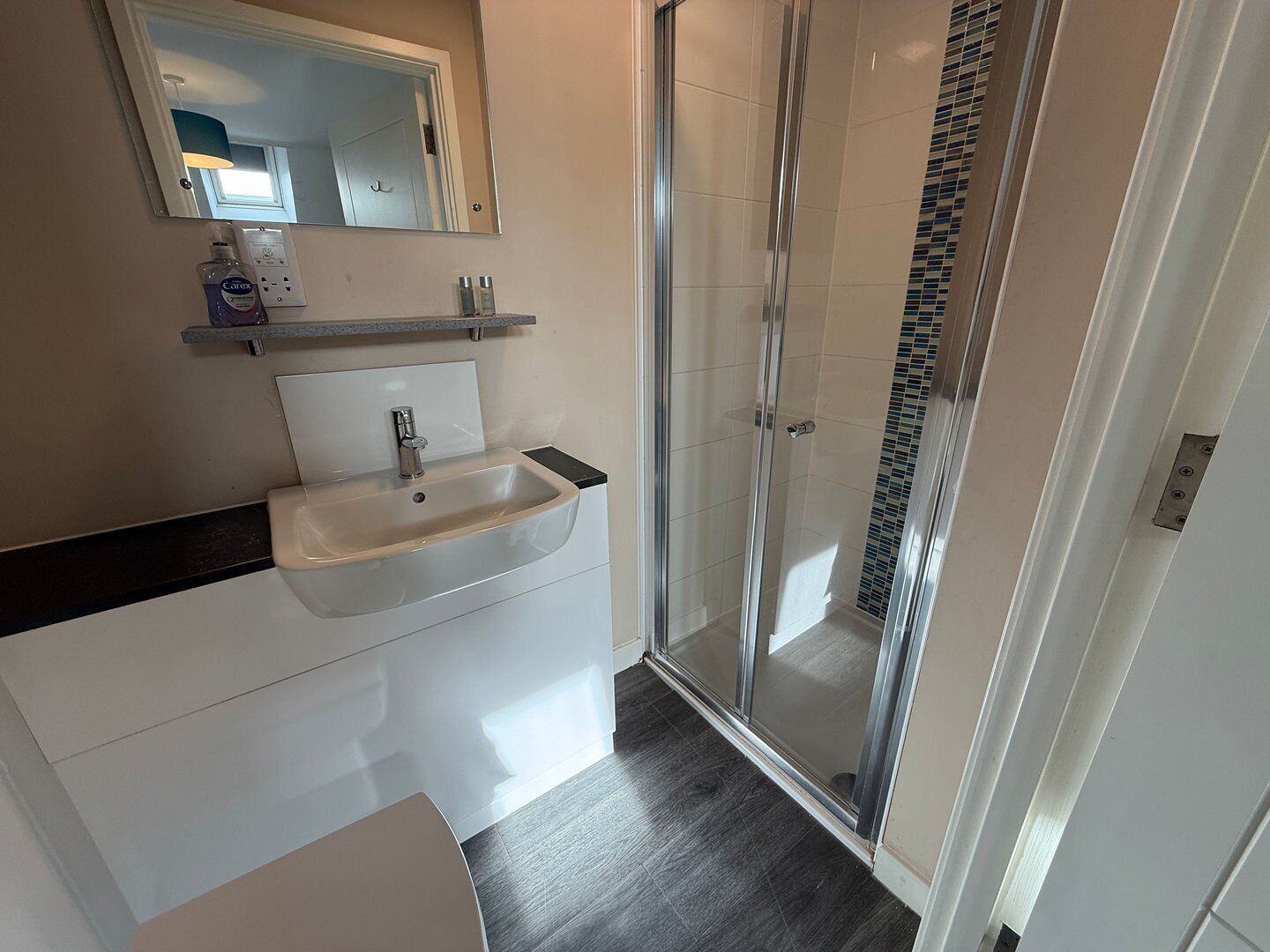 Dusj, hårføner og håndklær