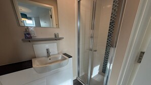 Dusche, Haartrockner, Handtücher
