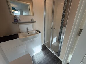 Shower, hair dryer, towels - Spacious three bedroom Near Royal Holloway (London)