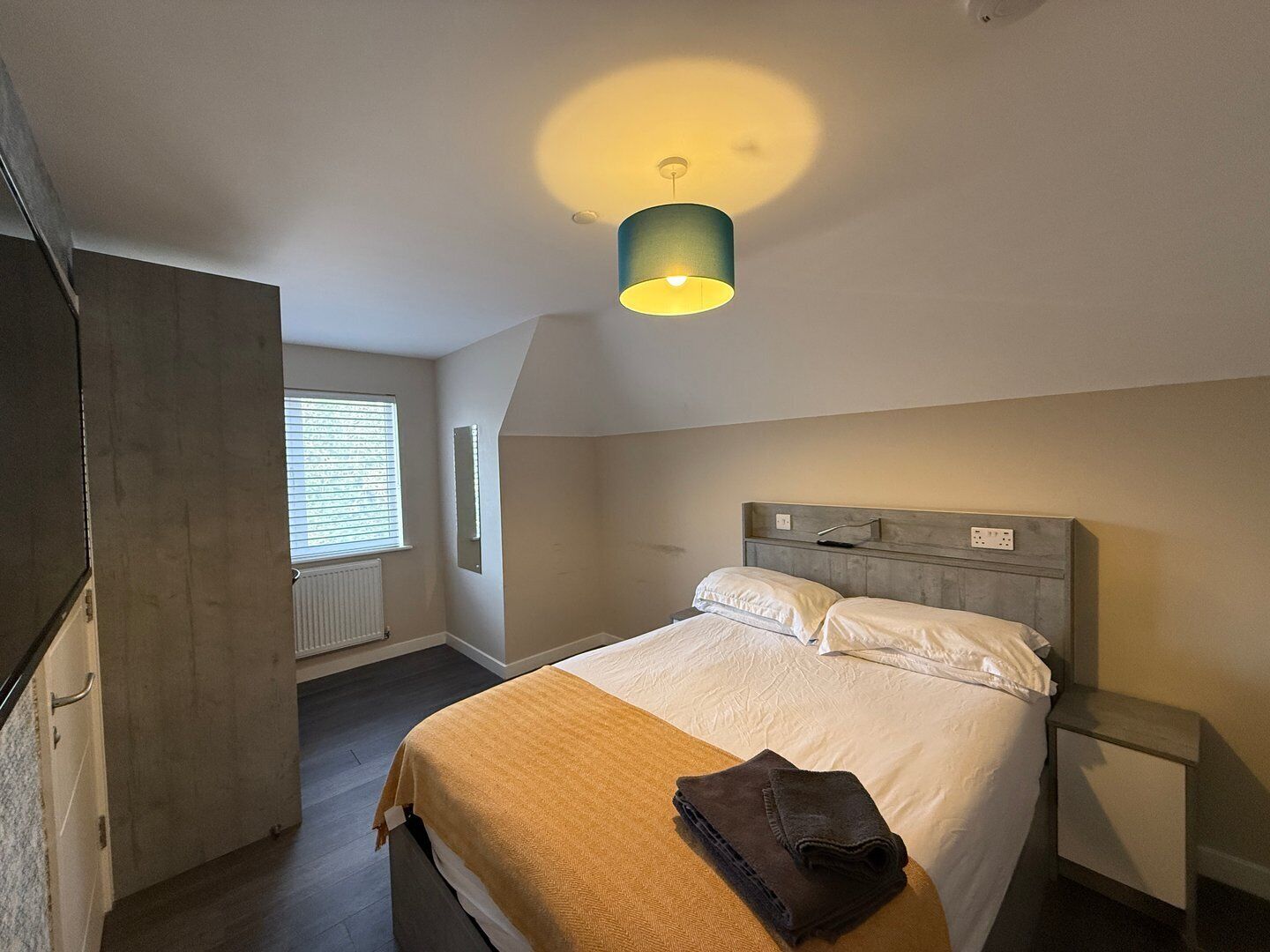 3 室のベッドルーム、デスク、アイロン / アイロン台、インターネット