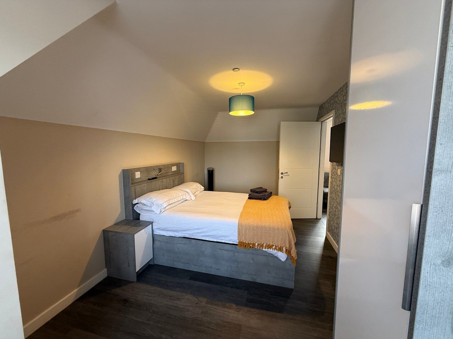 3 soverom, skrivebord, strykejern/-brett og internettilgang